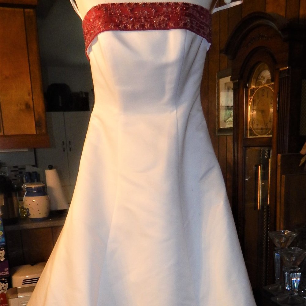 DAVIDS BRIDAL /"WHITE APPLE"/ SIZE 4/STRAPLESS/BURGANDY TRIM WITH BEADS